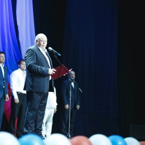 <p>Церемония торжественного открытия, приветственные слова говорит исполнительный директор Российской федерации бокса Евгений СУДАКОВ.</p>