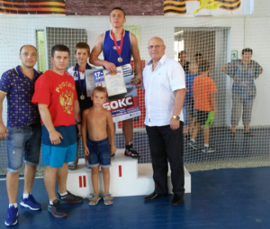 На фото: победитель турнира в весе до 66 кг Теодор Фогель (г. Аксай, Ростовская область)