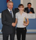 Награждается чемпионка ЮФО 2013 года Елизавета Мезина.
Награду вручает мэр города Батайска В.В. Путилин.