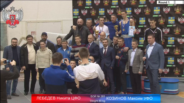 Акиму ПАВЛЮКОВУ награду вручает руководитель дирекции Федерации бокса России в ЮФО Дмитрий КАШИН.